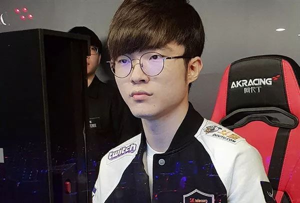 外媒评选的西班牙国家队传奇阵容：.